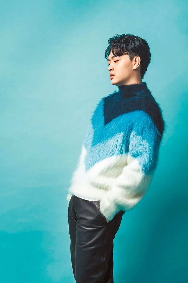 PONY5IBE穿上Bottega Veneta服装流露优雅时尚，自在投入拍摄让帅度更上层楼。上下身分别是蓝色渐层马海毛毛衣、深蓝色皮革宽裤，价格店洽。（石智中摄）