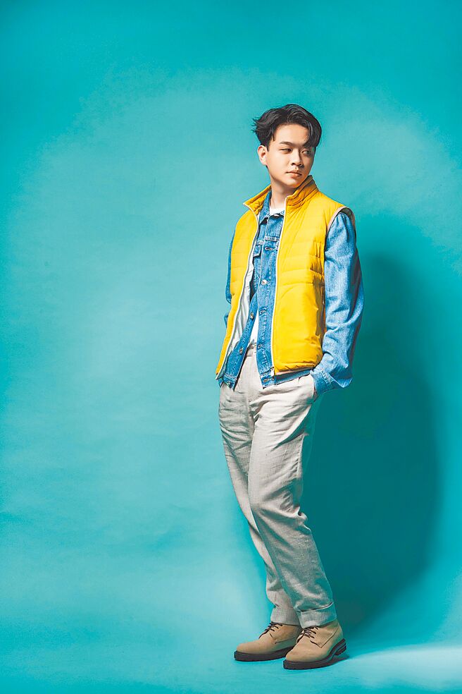 PONY5IBE看重自己当下状态为创作注入不同灵魂，丰沛情感圈粉无数，Brunello Cucinelli单寧外套6万5500元、米色针织POLO衫2万2900元、黄色羽绒背心5万9100元、白色短袖T-SHIRT 1万4700元、燕麦色长裤5万1600元、麂皮短靴4万600元。（石智中摄）