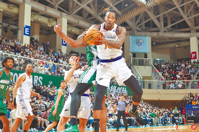 霍华德跳到空中稳稳把篮板球抓下。（T1联盟提供）