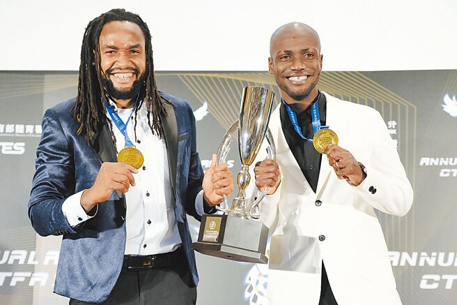 南市台钢足球队马可（左）、安以恩（右）分别获得金靴奖与年度最佳球员奖。（中华足协提供）