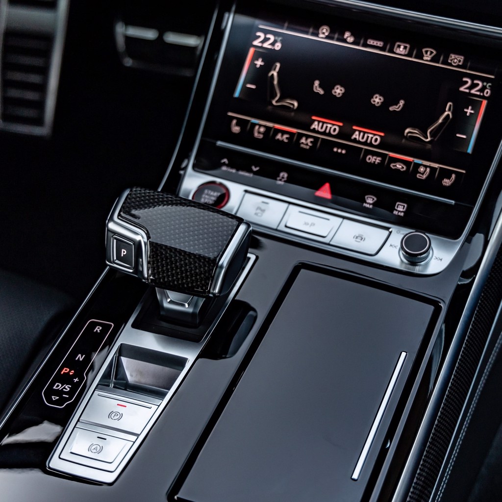 Audi S8採用鏡面飾板搭配碳纖維材質飾板。（台灣奧迪提供）