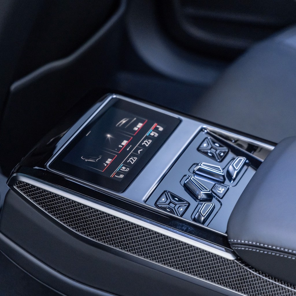 Audi S8後座5.7 吋OLED智聯控制面板。（台灣奧迪提供）