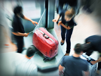 機場安檢行李箱藏「超巨大腸」 海關見本尊嚇壞
