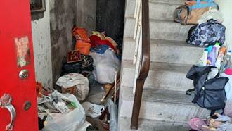 樓梯堆大量雜物影響逃生 消防局分隊關懷訪視助清空