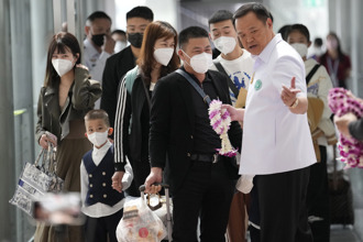中國遊客回來了！泰國高官帶鮮花禮物親往機場歡迎