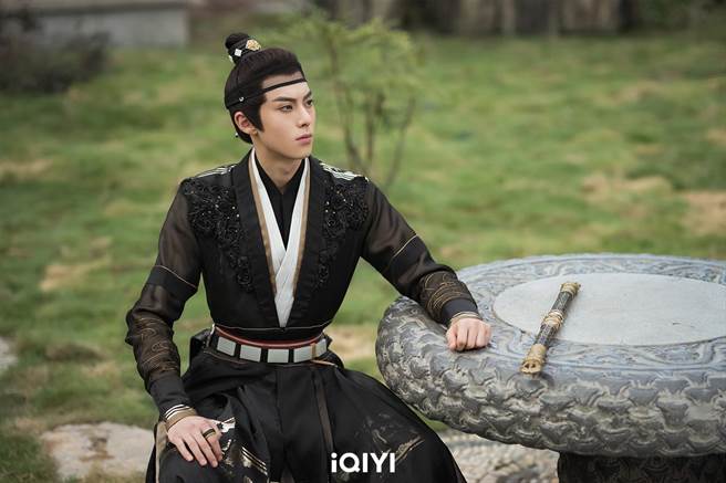 王鹤棣霸气凌厉的眼神撩粉无数。（爱奇艺国际站提供）