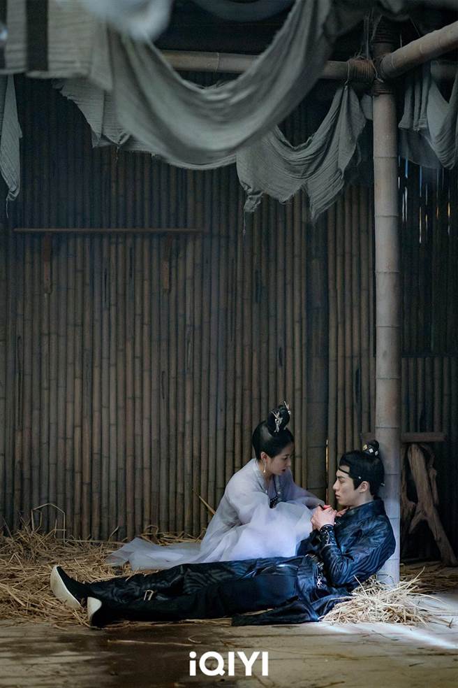 王鹤棣、陈钰琪剧中遇难更现真情。（爱奇艺国际站提供）