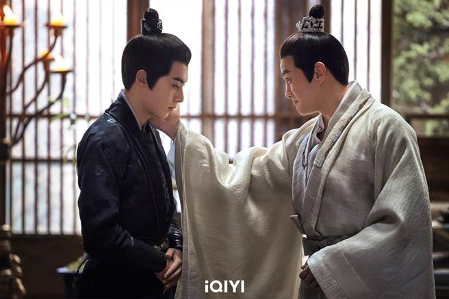 王鹤棣与何润东剧中是情敌。（爱奇艺国际站提供）