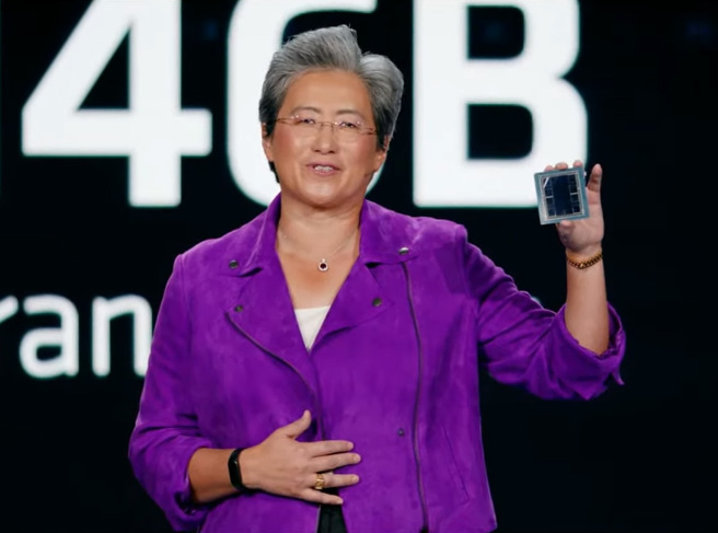 AMD董事長兼CEO蘇姿豐在國際消費電子展上展示小晶片技術最新產品Instinct MI300加速處理器，小晶片組合起來面積約有半個手掌大小，極為罕見。（圖/AMD影片截圖）