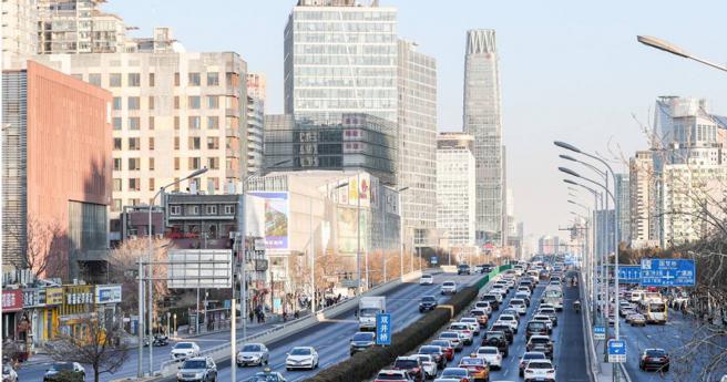 大陆近期消费人潮涌入各卖场，8日并重新开放边境，图为今年元旦北京国贸地区车流集中。（图／中新社）