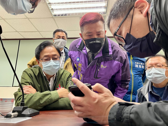 桃园市长张善政、桃园市议员黄敬平等人，因民眾无水可用一事忙到半夜，向水公司了解详细状况。（图／翻摄自黄敬平脸书）