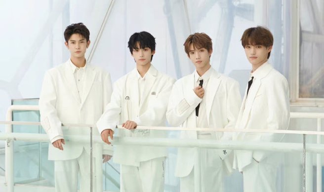 「光合少年」梓渝（左二）指控遭队友郑星源（右二）殴打。（图／光合少年微博）