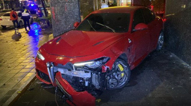 北市南京东路三段今（10）凌晨2时发生一辆新车价近500万元的进口轿跑车「Alfa Romeo Giulia Quadrifoglio」失控打滑，竟当场180度「甩尾」衝进骑楼。（翻摄自记者爆料网）