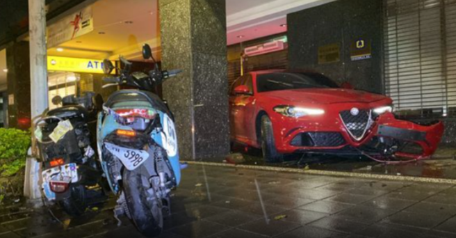 北市南京东路三段今（10）凌晨2时发生一辆新车价近500万元的进口轿跑车「Alfa Romeo Giulia Quadrifoglio」失控打滑，竟当场180度「甩尾」衝进骑楼。（翻摄自记者爆料网）