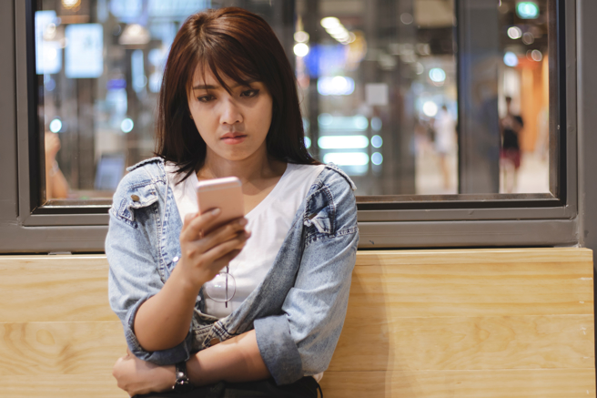 女网友说男友大学毕业后当业务，男友称有一个前辈十分照顾他，近日她去找男友，第六感直觉有异，偷翻对方手机后发现隐藏对话和多张下体照。（示意图/shutterstock）