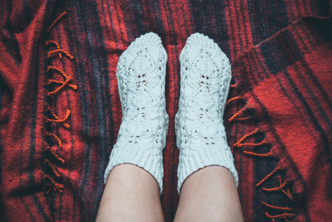 穿襪子有助性高潮嗎？醫師提出不同看法。（示意圖／Shutterstock）