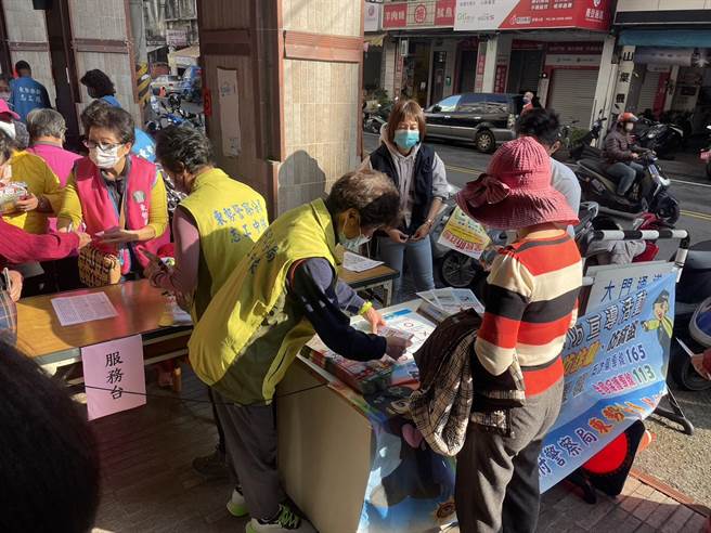 東勢警分局為辦理「112年加強重要節日安全維護工作」，結合東勢區農會共同舉辦「新春揮毫贈春聯-犯罪預防宣導」活動。（警方提供）