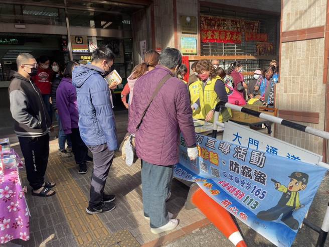 東勢警分局為辦理「112年加強重要節日安全維護工作」，結合東勢區農會共同舉辦「新春揮毫贈春聯-犯罪預防宣導」活動。（警方提供）