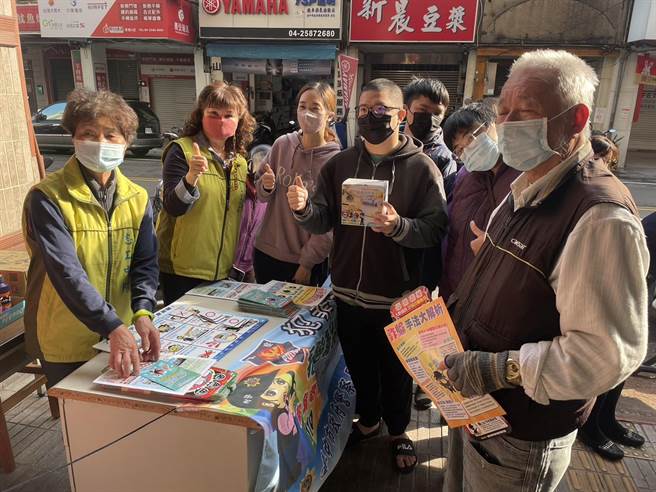 東勢警分局為辦理「112年加強重要節日安全維護工作」，結合東勢區農會共同舉辦「新春揮毫贈春聯-犯罪預防宣導」活動。（警方提供）