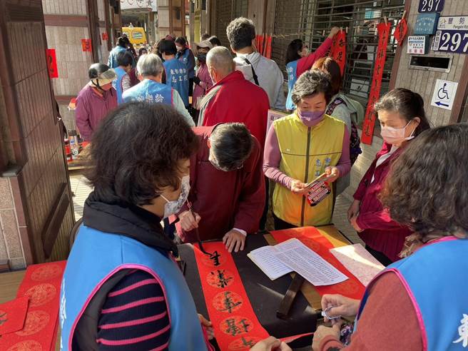 東勢警分局為辦理「112年加強重要節日安全維護工作」，結合東勢區農會共同舉辦「新春揮毫贈春聯-犯罪預防宣導」活動。（警方提供）