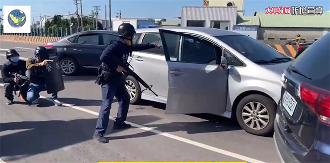 大甲警分局近日与大甲区新光银行，合拍一部「春节防抢」卫教宣导短片，由分局长吴燕山亲自指挥同仁一起出动，展开防抢演练，以降低犯罪发生率。(警方提供)