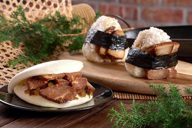 （台南晶英酒店與7-ELEVEN合作推出聯名鮮食，圖為「黑晶叉燒刈包」與「黑晶叉燒飯糰」。圖／台南晶英酒店）