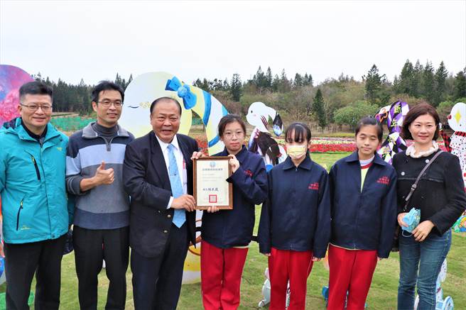 县长陈光復颁发马公国中、中正国小及龙门国小等三校协助联展师生感谢状，并巡视今年林务所花海营造成果，他欢迎乡亲来园区走春，共享童趣。（张茂雄摄）