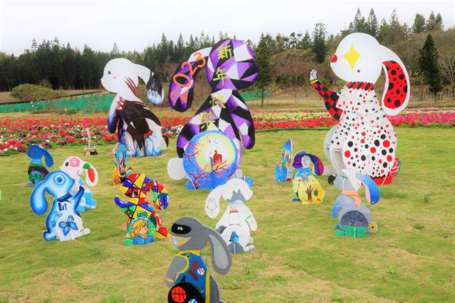 澎湖休憩园区花海面积约1.8公顷，种植大约10万株矮牵牛，花种有10类不同的品项，配合装置艺术堆迭出2023年的各项主题。（张茂雄摄）