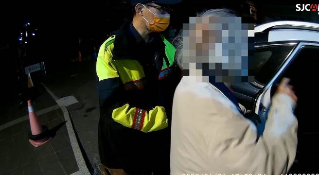 9旬失智老翁外出散步50公尺迷途   家属心急报案沙鹿警所相遇。(警方提供)