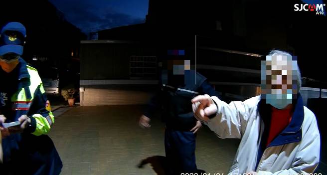 9旬失智老翁外出散步50公尺迷途   家属心急报案沙鹿警所相遇。(警方提供)