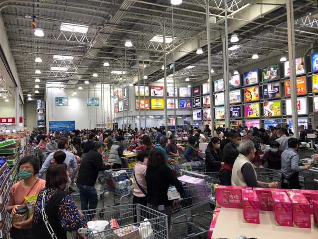一名女网友表示，昨上午到好市多採买，发现卖场内人潮比平常还多，她说刷卡机都正常，但等待结帐的人龙多到看不到尽头。（图／网友授权提供）