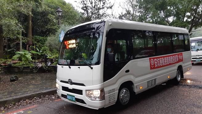 安坑轻轨履勘，开放4路线接驳公车免费试乘。（新北市交通局提供）