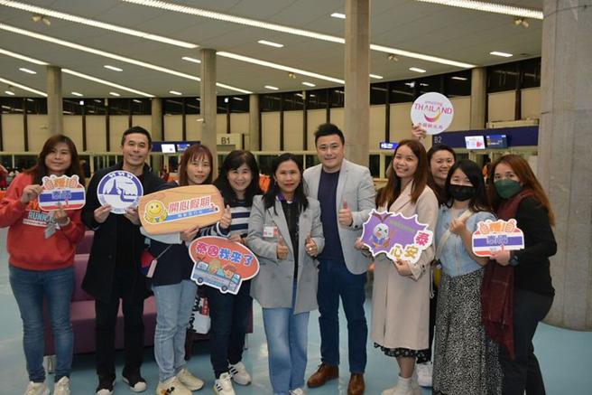 （左4起）开新旅行社总经理赖怡君、泰国观光局台北办事处处长丁蓉采、华府旅游集团总经理叶明伟、泰国观光局台北办事处经理洪益聪（左2）特别抵达桃园国际机场，一起为包机首发的民眾致赠小礼物。　记者-王政／摄
