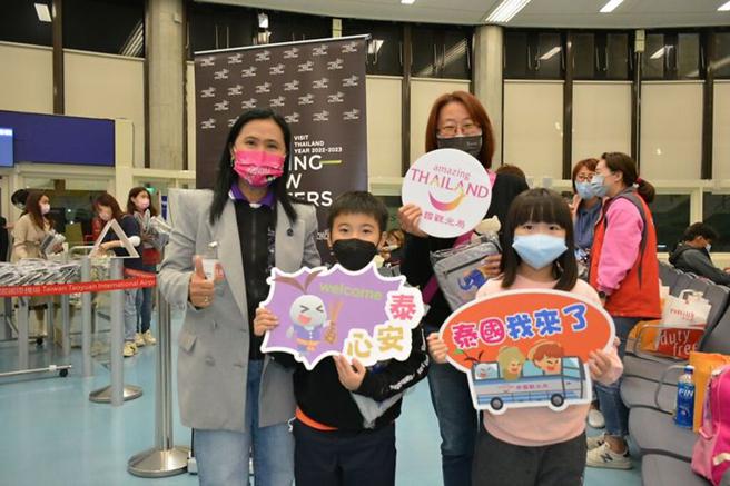 ▲泰国观光局台北办事处处长丁蓉采（左1）特别致赠出发的民眾小礼物。　记者-王政／摄