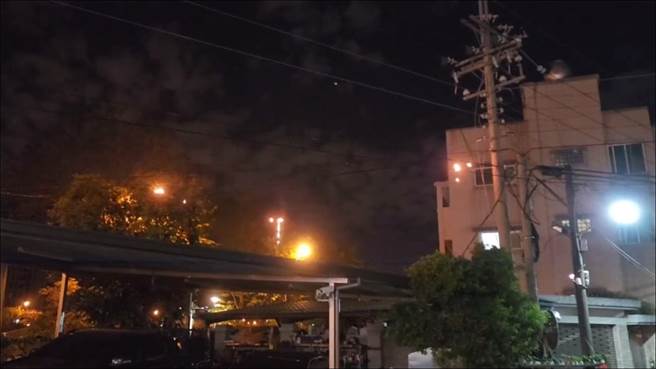 台中市第五分局东山派出所两名员警深夜执行巡逻勤务，经过北屯区一处土地公庙，闻到烧焦味，下车抬头一看黑暗的天空竟冒出火光。（台中市第五分局提供／冯惠宜台中传真）