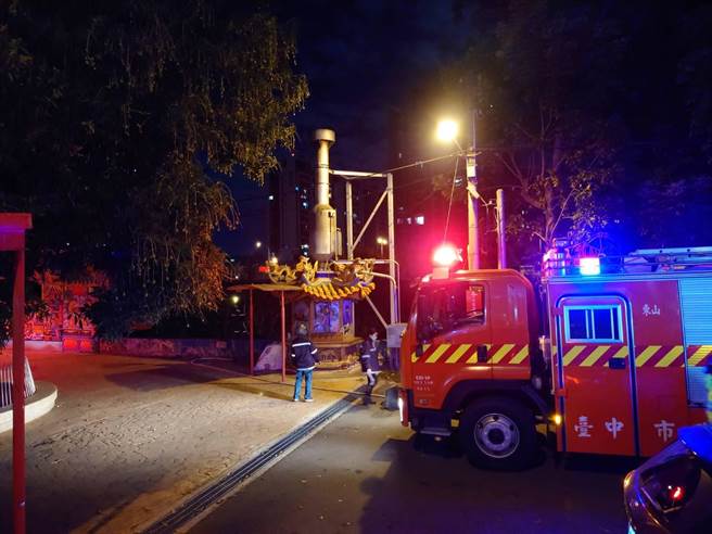 巡逻员警发现土地公庙旁电线杆出现火光，也通知消防人员到场灭火。（台中市第五分局提供／冯惠宜台中传真）