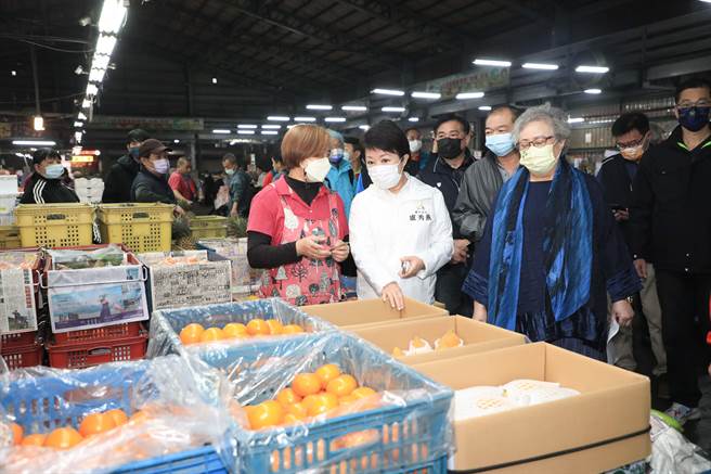 台中市長盧秀燕10日清晨視察三大市場，了解春節前魚貨、蔬果及肉品供銷情況與價格。(林欣儀攝)