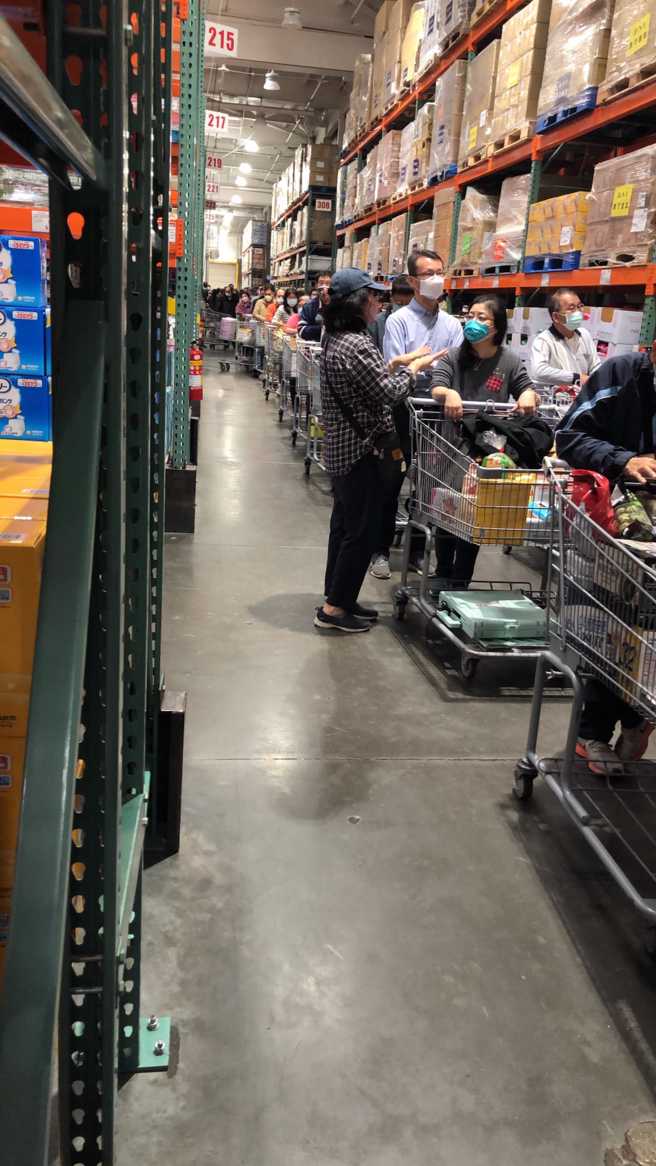 原PO表示，等待排队的人龙已到商品货架。（图／网友授权提供）