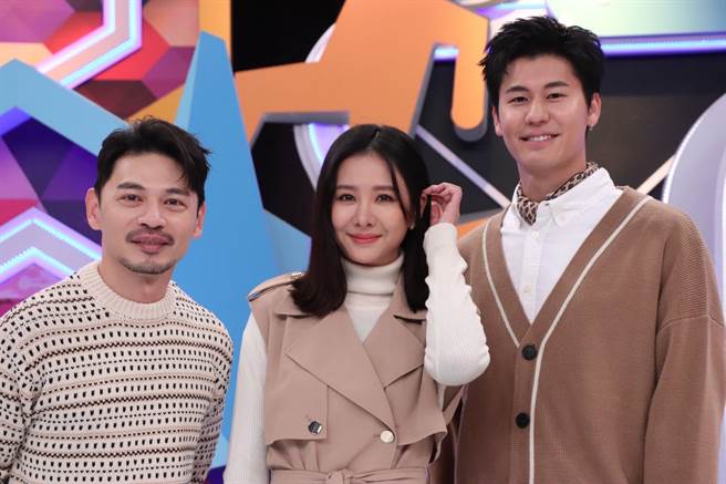 阿Ken（左）突爆料风田（右）分手，中间为安心亚。（中天综合台提供）