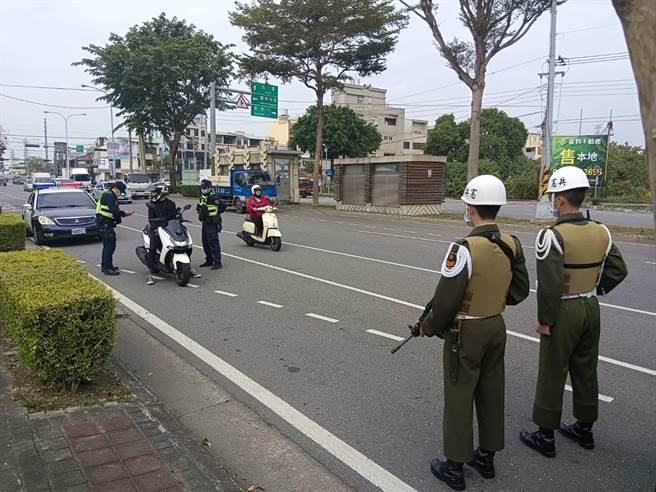 丰原警分局结合宪兵指挥部台中宪兵队共同执行「112年加强重要节日安全维护工作」。（警方提供）