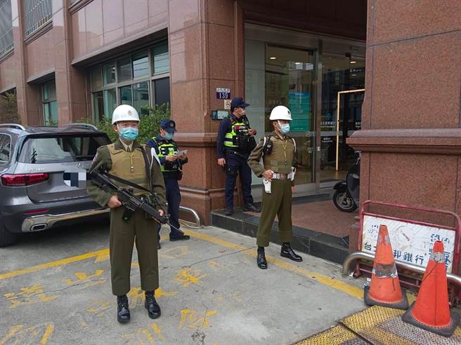 丰原警分局结合宪兵指挥部台中宪兵队共同执行「112年加强重要节日安全维护工作」。（警方提供）