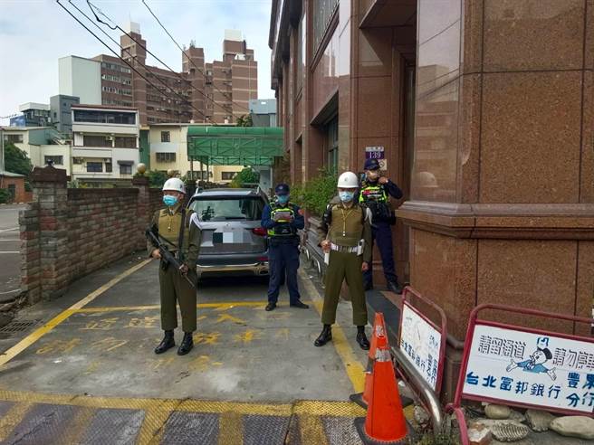 丰原警分局结合宪兵指挥部台中宪兵队共同执行「112年加强重要节日安全维护工作」。（警方提供）