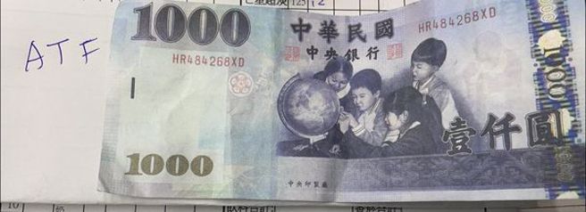 先前在云林嘉义一带的市场、夜市出现大量假钞，序号均为「HR484268XD」，没想到近日桃园许多店家也收到该批假钞，在八德、龟山、竹围地区都有出现。（翻摄自脸书爆料公社）