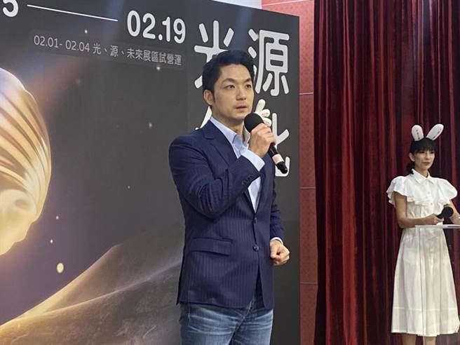 台北市长蒋万安今上午出席2023台湾灯会周边商品发表记者会，会前受访。（陈薏云设）