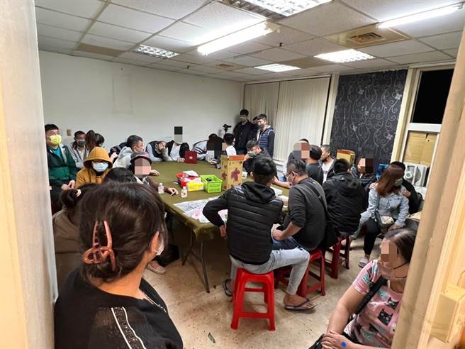 高雄警方日前凌晨查获赌场，将赌场负责人、司机以及30名赌客逮捕。（翻摄照片／崔正纲高雄传真）