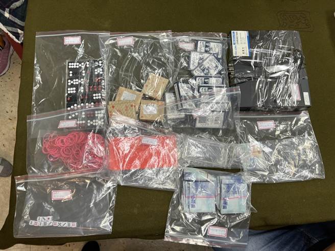 高雄警方查获赌具、赌资等证物。（翻摄照片／崔正纲高雄传真）
