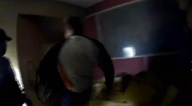 高雄警方破门攻坚。（翻摄照片／崔正纲高雄传真）