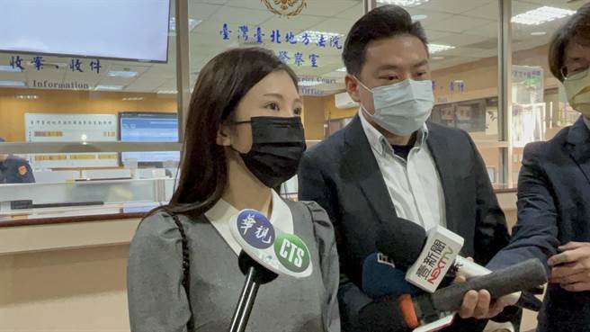 艺人郑采匀（鸡排妹）与律师接受採访表示，对网红陈沂提告加重诽谤罪。（林伟信翻摄）