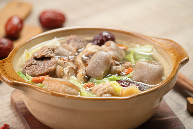 冬天享用热腾腾的羊肉炉，让人身心愉快。(示意图/ Shutterstock )