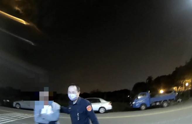 杨嫌偷完脚踏车下秒就到派出所，立刻被员警逮正着。（翻摄照片／高雄洪靖宜传真）